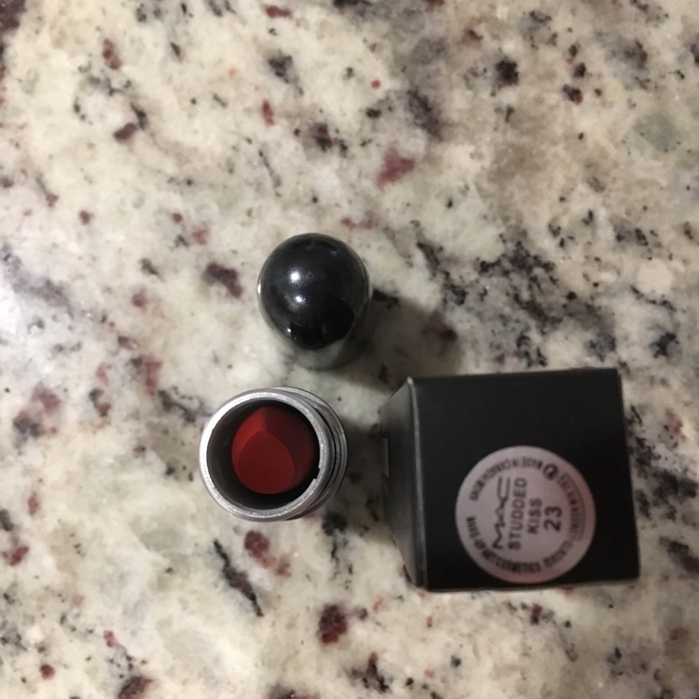 Women’s matte lipstick